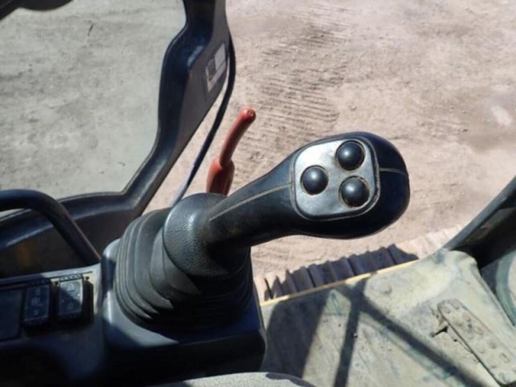 2017-deere-250g-lc-image-16