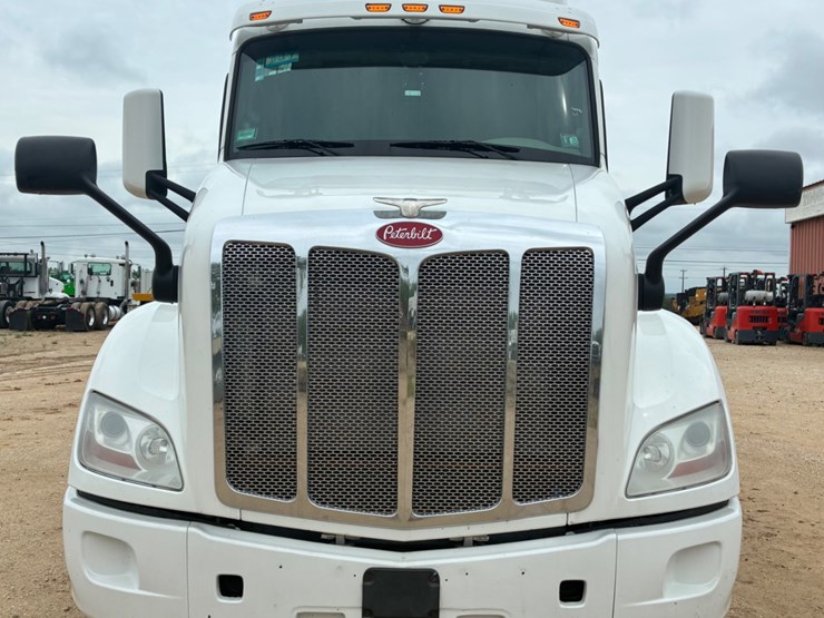 2019-peterbilt-579-image-2