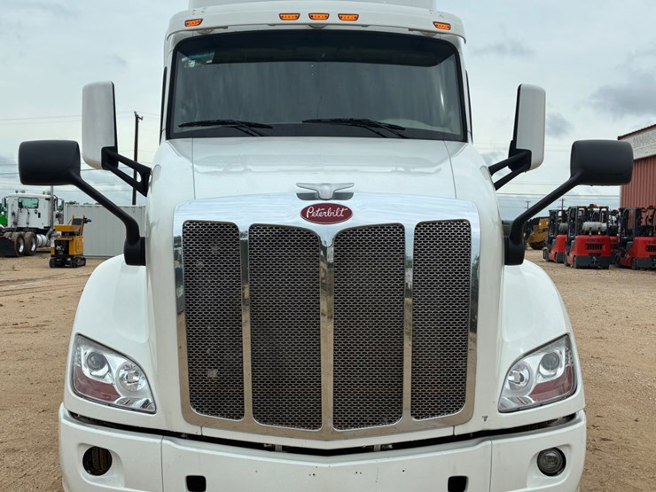2019-peterbilt-579-image-2