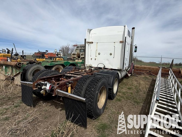 2004-kenworth-w900b-image-4