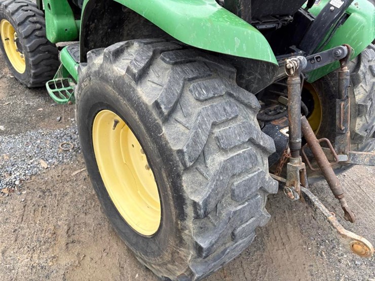 john-deere-3320-image-10