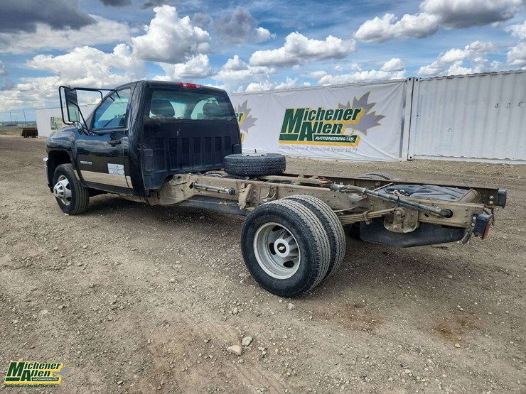 2011-chevrolet-silverado-3500-image-3