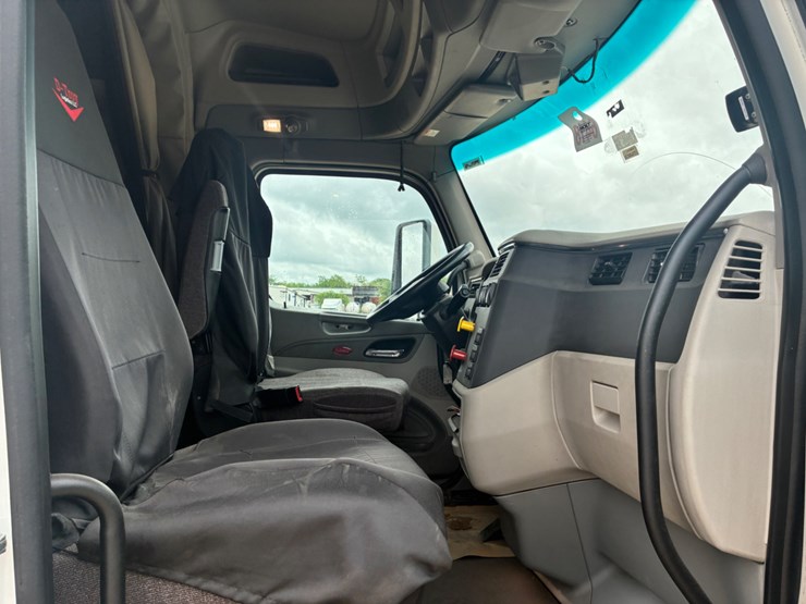 2019-peterbilt-579-image-8