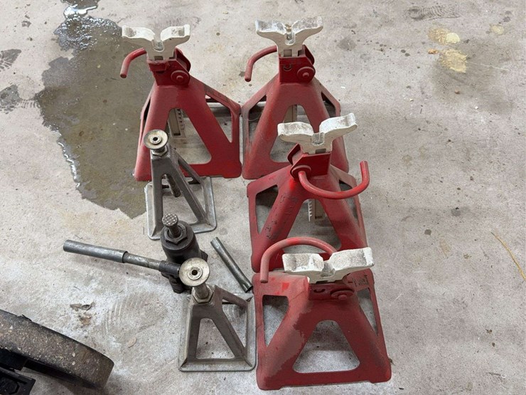 group-of-jack-stands-image-4