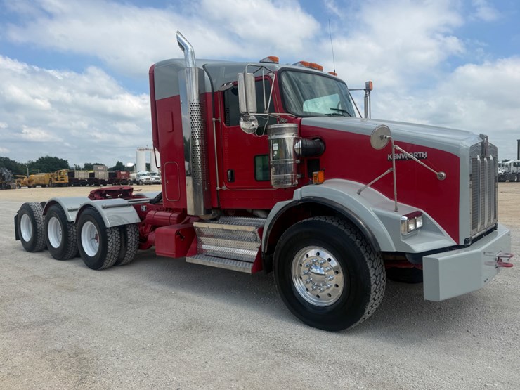 2011-kenworth-t800-image-3