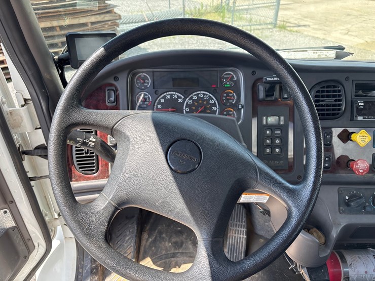 2020-freightliner-m2-106-image-17