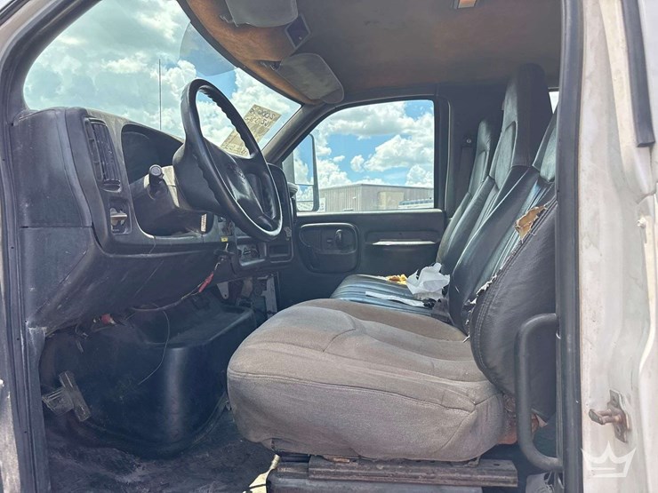 2006-gmc-c7500-crew-cab-flatbed-dump-truck-image-15