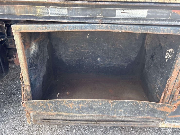 2006-gmc-c7500-crew-cab-flatbed-dump-truck-image-8