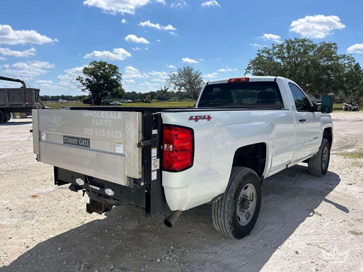 2018-chevrolet-silverado-2500-image-3