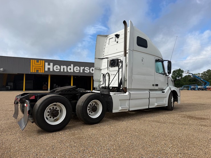 #16233-•-2016-volvo-vnl64t670apu-truck-image-3