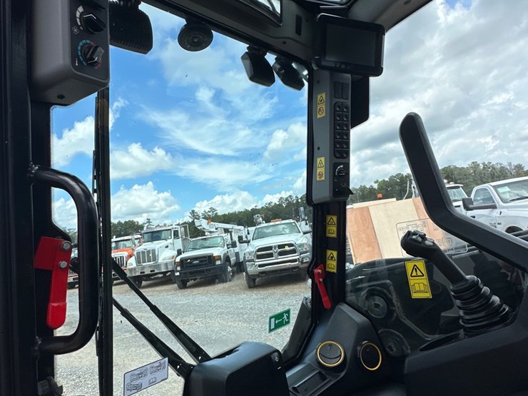 2025-jcb-3ts-8t-image-8