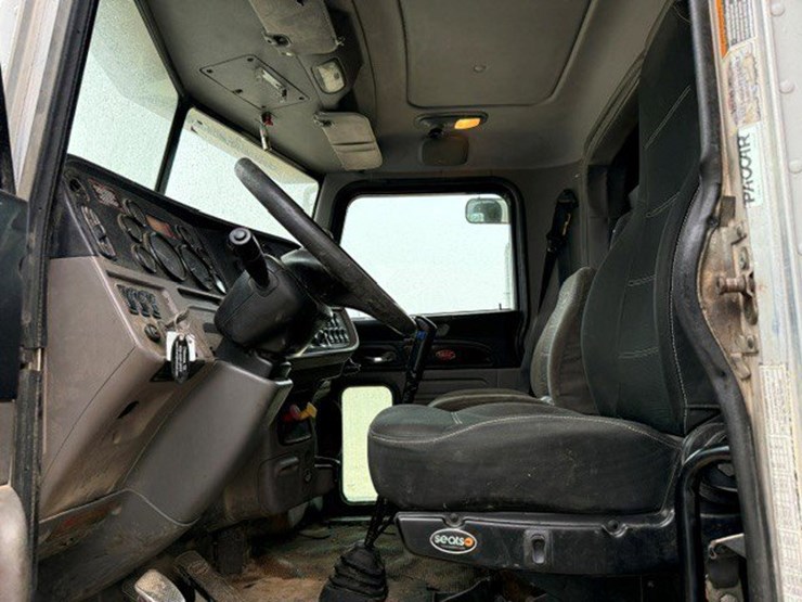 2013-peterbilt-367-image-10