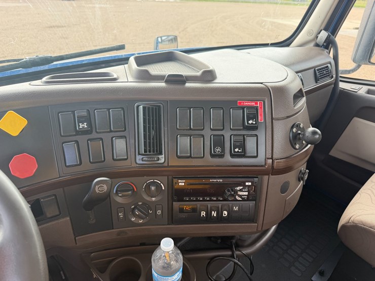 2018-volvo-vnl64t300-image-11