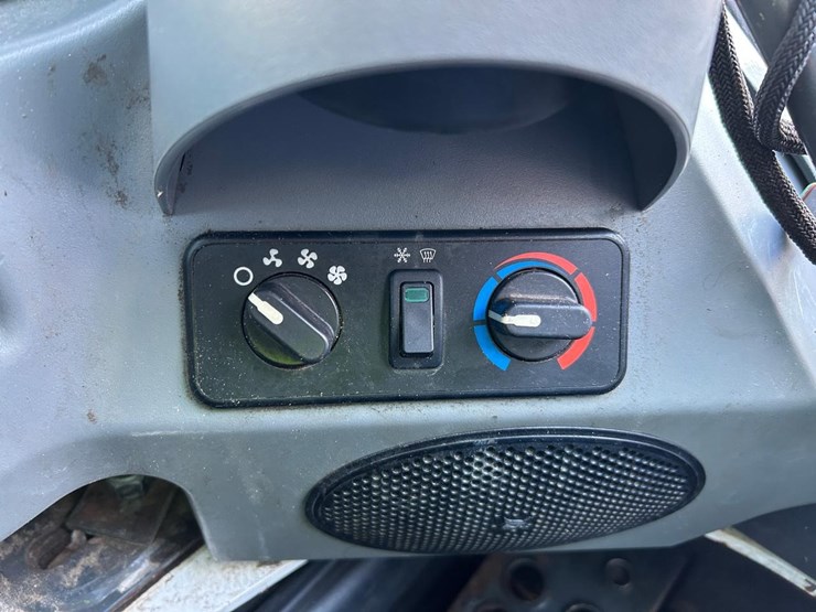 2023-bobcat-t740-image-27