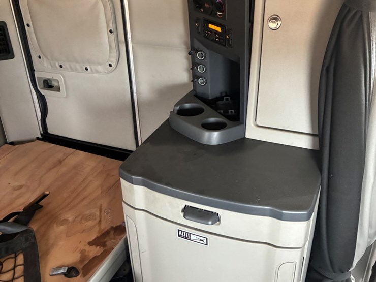 2019-peterbilt-579-image-10