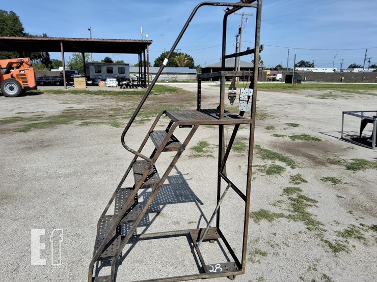 metal-stairway-w/wheels-image-1