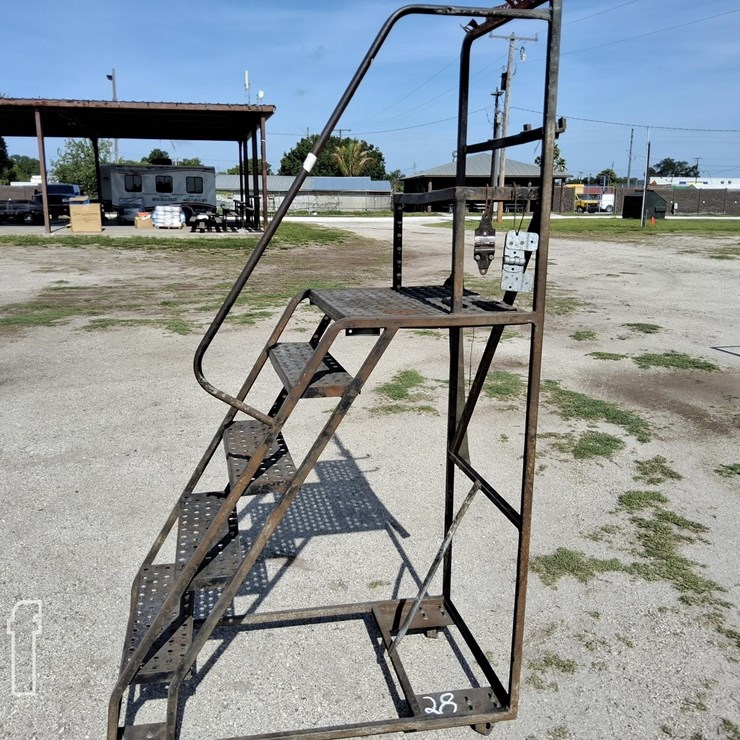 METAL STAIRWAY W/WHEELS