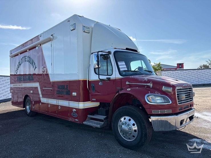 2007-freightliner-m2-106-image-2