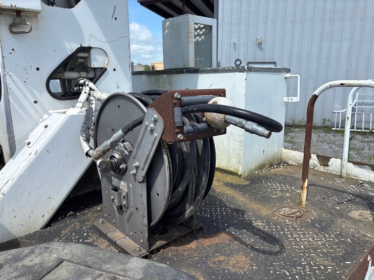 2020-freightliner-m2-106-image-5