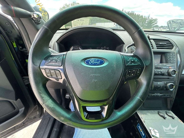 2016-ford-explorer-image-13