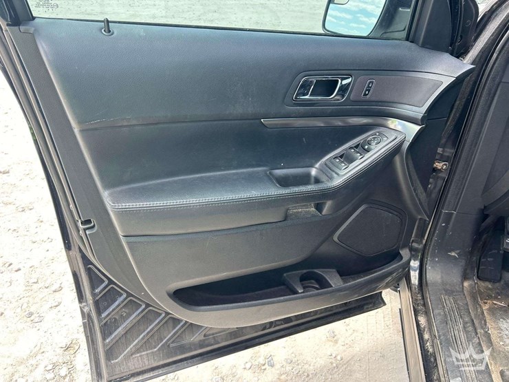 2016-ford-explorer-image-11