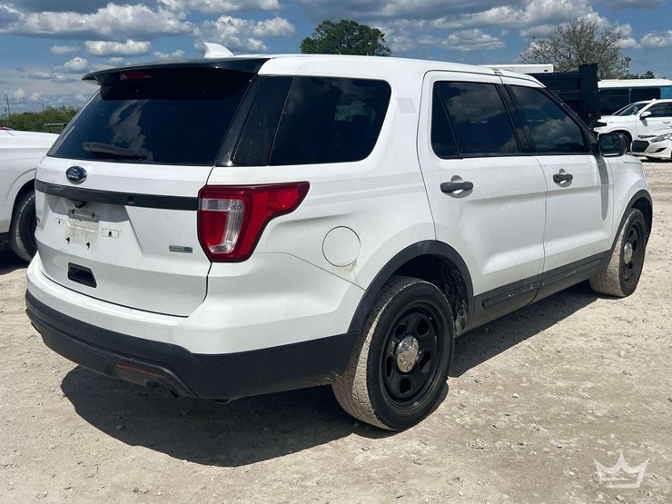 2016-ford-explorer-image-3