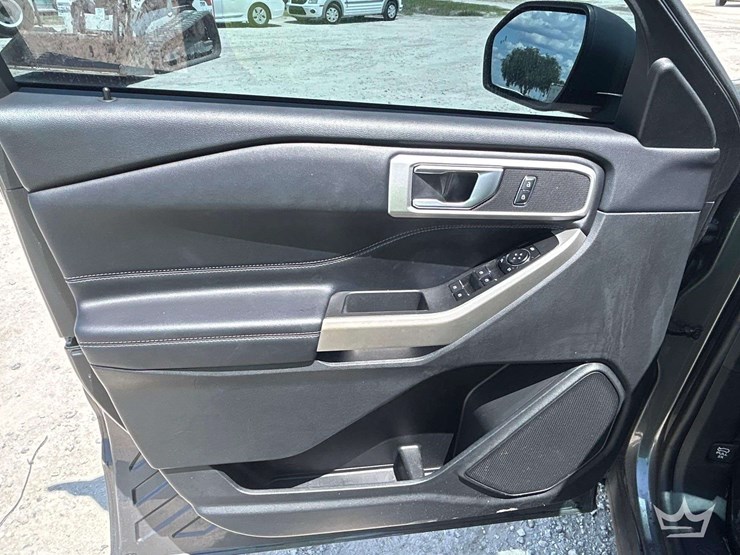 2023-ford-explorer-image-10