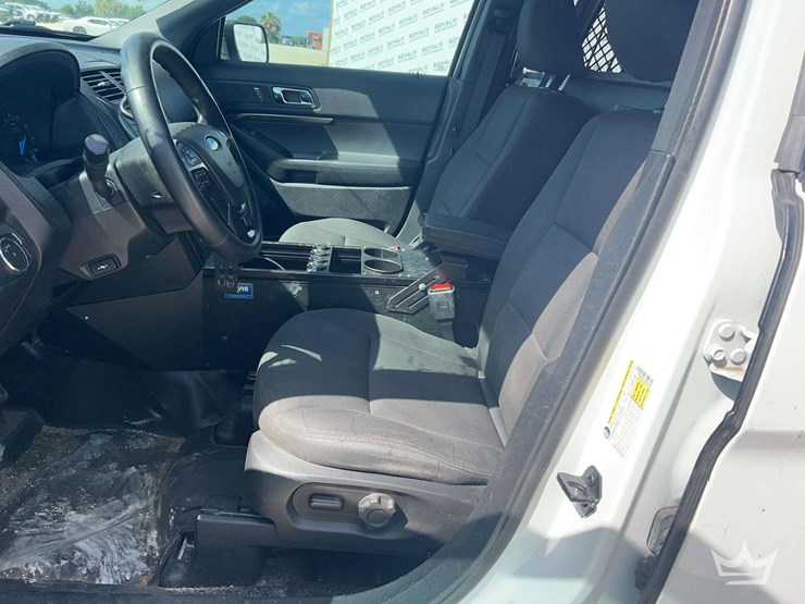 2017-ford-explorer-image-13