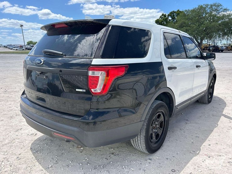 2016-ford-explorer-image-3