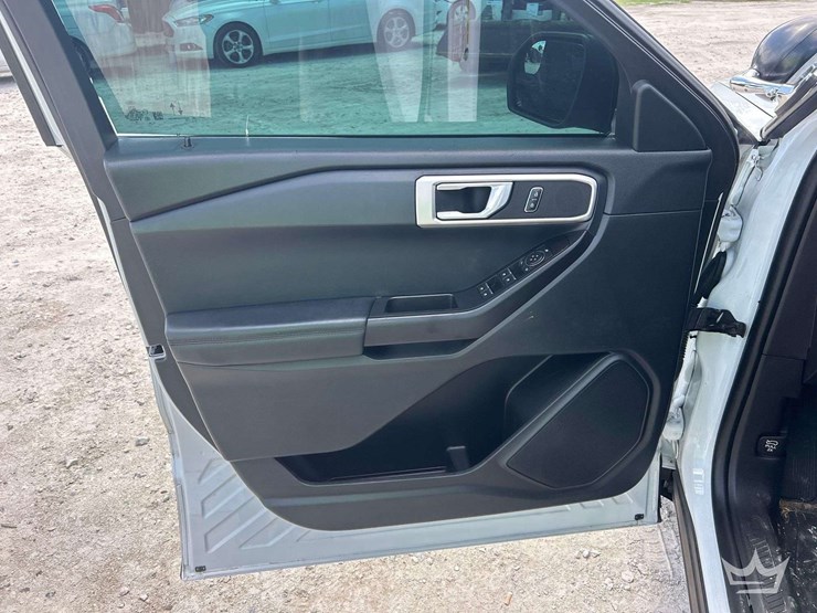 2020-ford-explorer-image-14