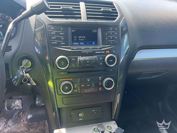 2017-ford-explorer-image-15