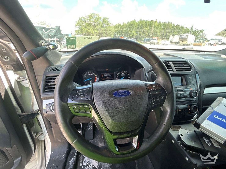 2016-ford-explorer-image-12