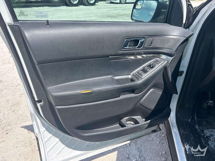 2016-ford-explorer-image-10