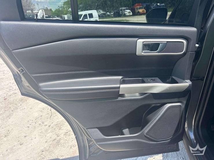 2023-ford-explorer-image-18