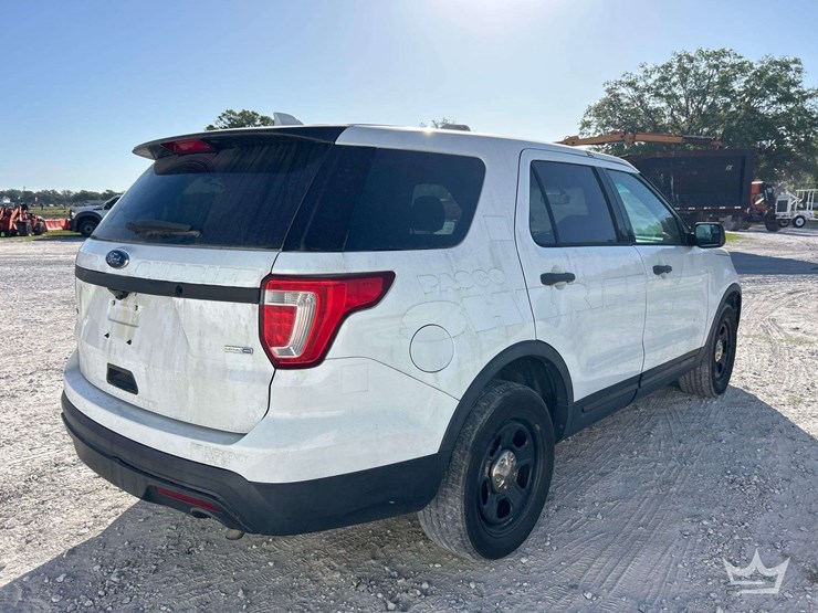 2016-ford-explorer-image-3