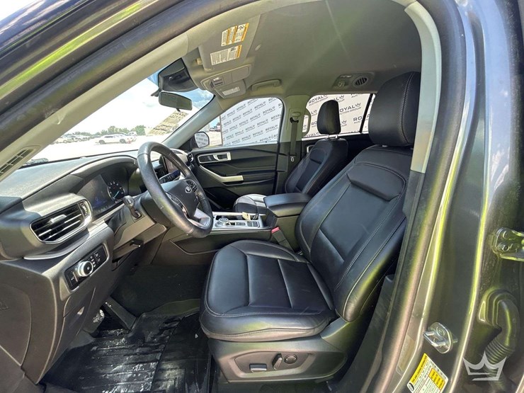 2023-ford-explorer-image-11