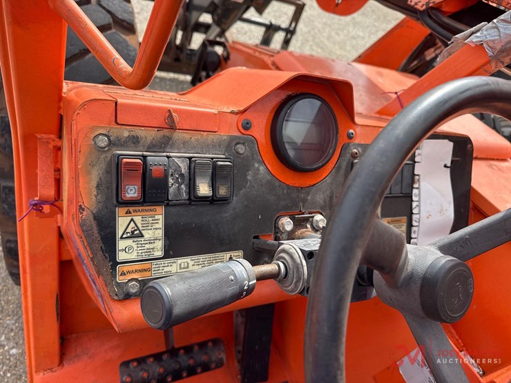 2012-jlg-8042-image-21