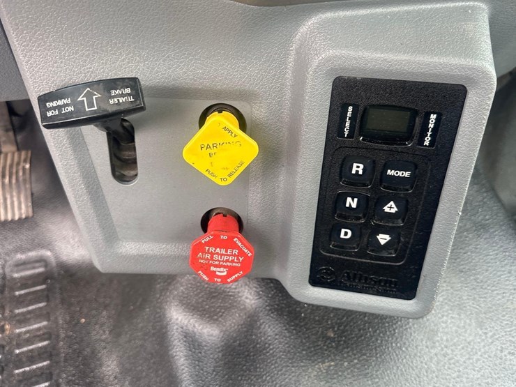 2015-ford-f750-xlt-image-35