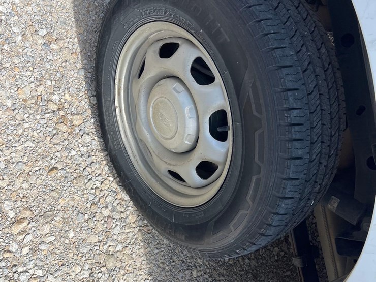 2017-ford-f150-xl-image-18
