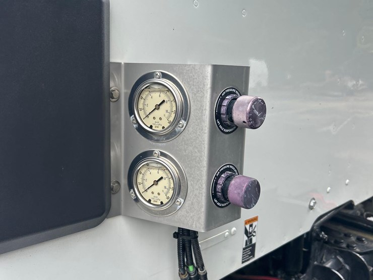 2024-kenworth-t880-image-39