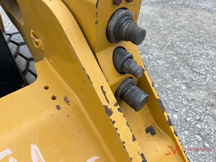 2019-caterpillar-242d-image-10