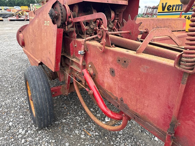 new-holland-310-image-8