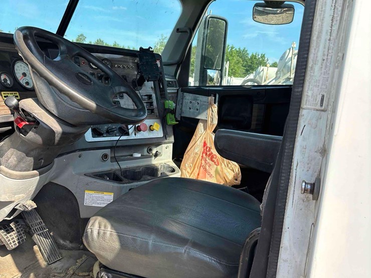 2015-freightliner-122sd-image-5