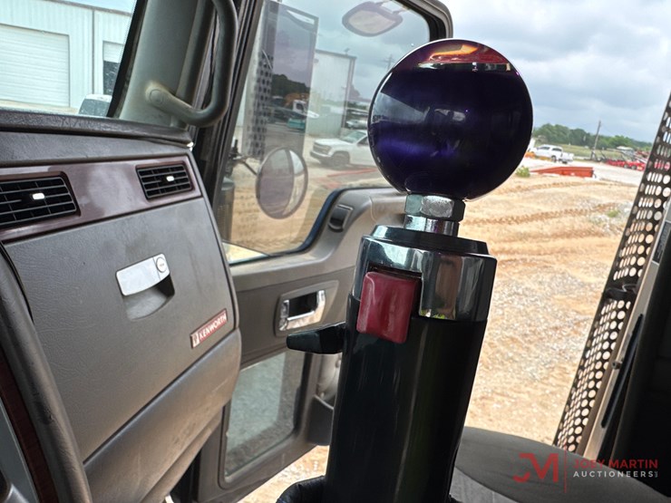 2008-kenworth-w900-image-24