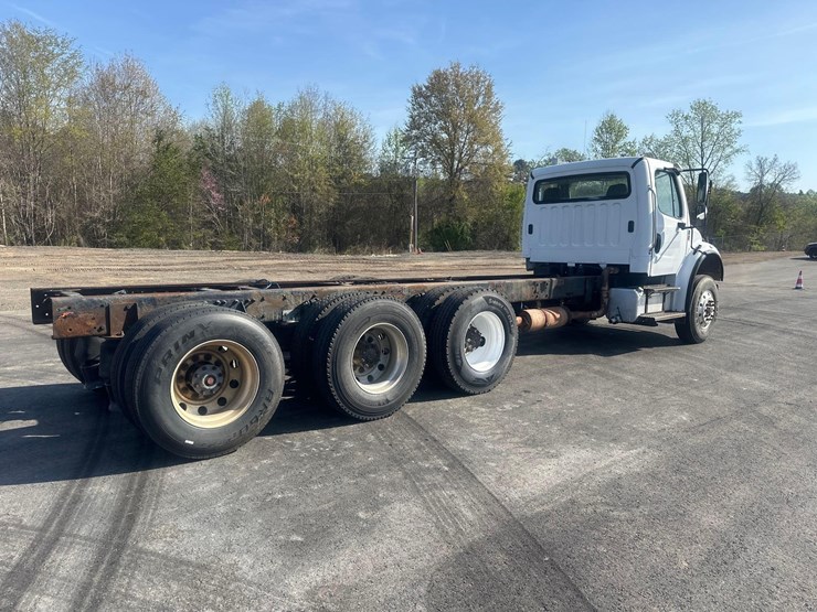 2005-freightliner-m2-cab-&-chassis-tri-axle-truck-image-3