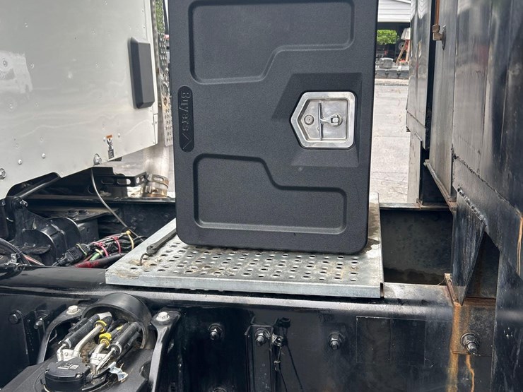 2024-kenworth-t880-image-37