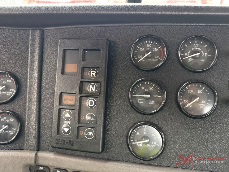 2016-peterbilt-365-image-17