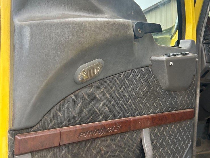 2015-mack-chu613-pinnacle-t/a-day-cab-truck-tractor-image-45