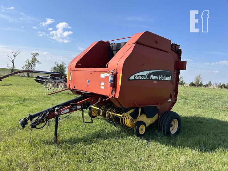 new-holland-br780-image-1