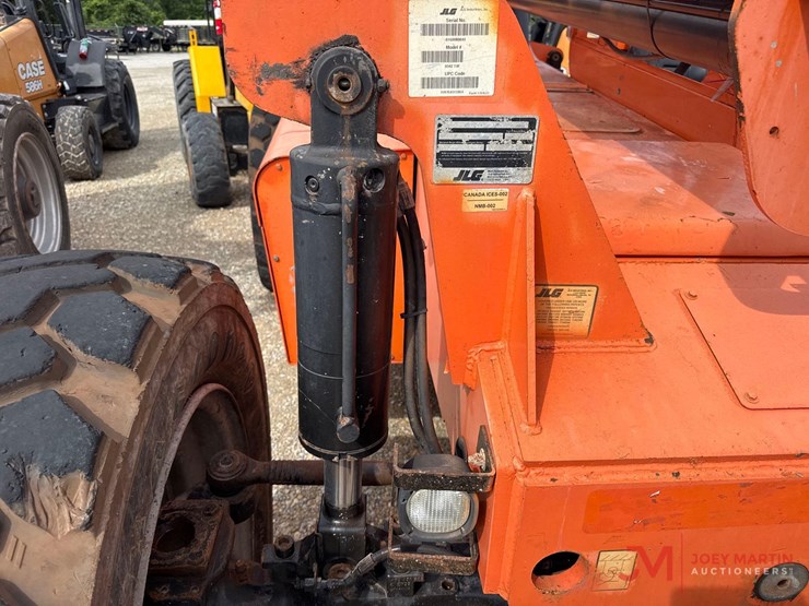 2012-jlg-8042-image-22